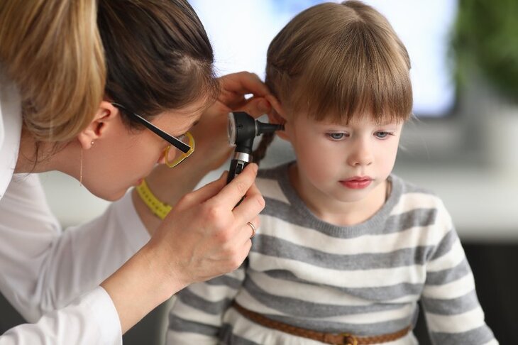 Wizyta dziecka u laryngologia