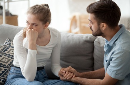 Kobieta rozpaczająca z powodu poronienia dziecka