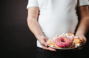 Mężczyzna zastanawia się jak zmniejszyć apetyt