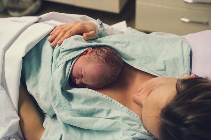 Matka kanguruje dziecko po porodzie