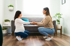 Doula pomagające kobiecie w ciąży