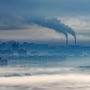 Widok kominów z fabryk zanieczyszczających powietrze