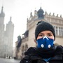 Kobieta w masce chroni się przed smogiem