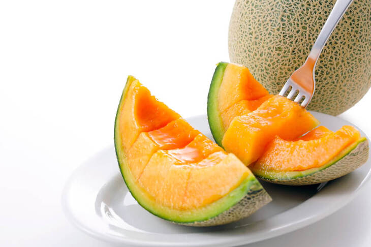 Pokrojony melon na białym talerzu