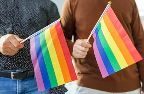 Dwaj homoseksualni mężczyźni z flagami