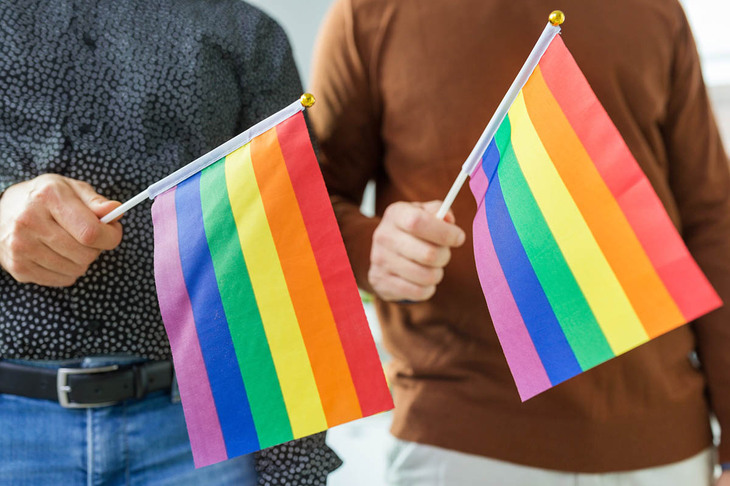 Dwaj homoseksualni mężczyźni z flagami
