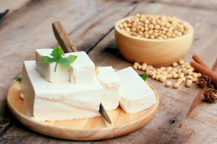 Soja w misce i tofu na drewnianej desce, czyli zrodla fitoestrogenow