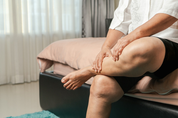 Mężczyzna z bolącą nogą z powodu osteomalacji