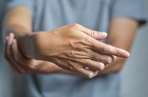 Kobieta odczuwa objawy twardziny układowej