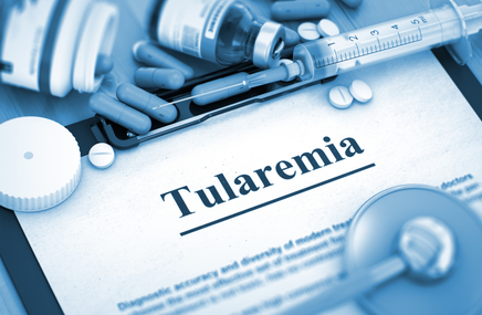 Napis tularemia na tablecie w otoczeniu leków