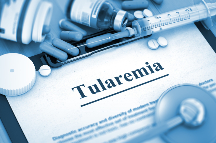 Napis tularemia na tablecie w otoczeniu leków
