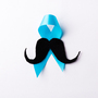 Niebieska wstążka, a na niej wąsy. Symbol akcji Movember.
