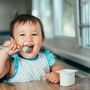 Dziecko jedzące jogurt zawierający naturalne probiotyki