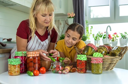Przetwory w słoikach jako naturalne probiotyki bez glutenu