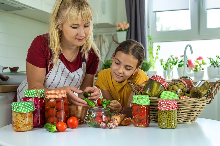 Przetwory w słoikach jako naturalne probiotyki bez glutenu
