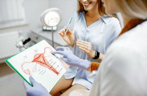 Kobieta u ginekologa przed zabiegiem biopsji endometrium