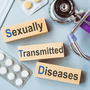 Napis seksualy transmitted diseases, który oznacza choroby weneryczne