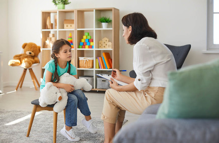 Dziecko rozmawiające z psychoonkologiem