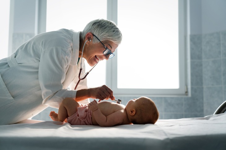 Neonatolog bada noworodka