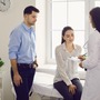 Para rozmawiająca z lekarzem o dofinansowaniu do in vitro
