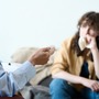 Kobieta trzyma chusteczkę w ręki i siedzi na kanapie u psychiatry zastanawiając się nad rekordową liczbą zwolnień lekarskich z powodu zaburzeń psychicznych