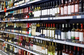 Półka z napojami procentowymi symbolizująca zakaz sprzedaży alkoholu na stacjach benzynowych