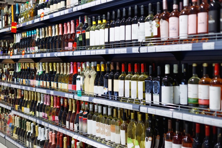 Półka z napojami procentowymi symbolizująca zakaz sprzedaży alkoholu na stacjach benzynowych