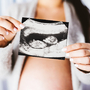 Kobieta w 25 tygodniu ciąży trzyma zdjęcie z USG