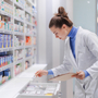 Farmaceutka pracuje w aptece po zmianach w realizacji recept