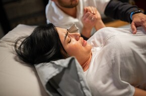Kobieta i mężczyzna w szpitalu podczas porodu