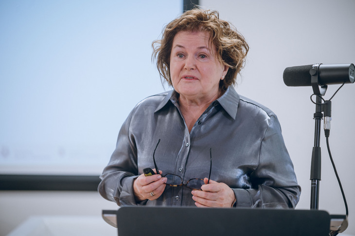 Profesor Halina Weker