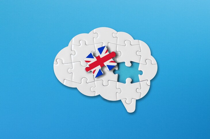 Mózg z puzzli na niebieskim tle
