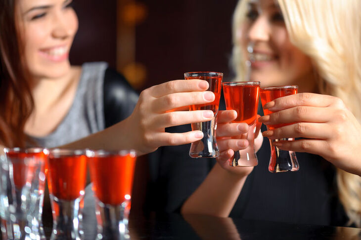Picie alkoholu przez kobiety stosujące antykoncepcję