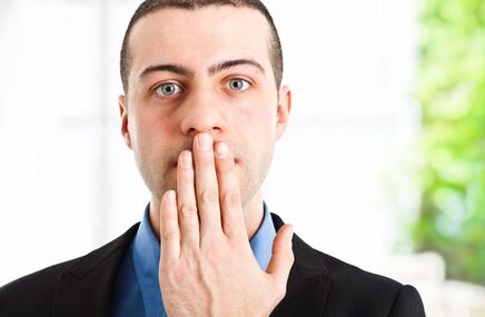 Mężczyzna z problemem przykrego zapachu z ust