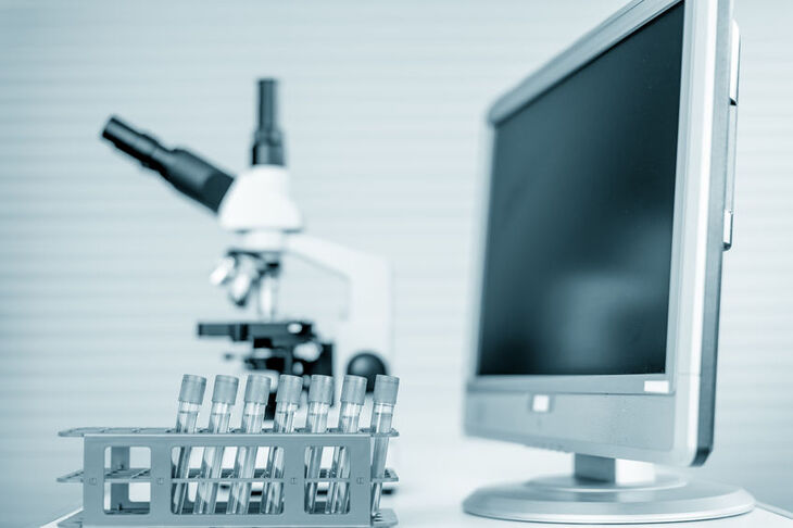 Moniot oraz probówki w laboratorium