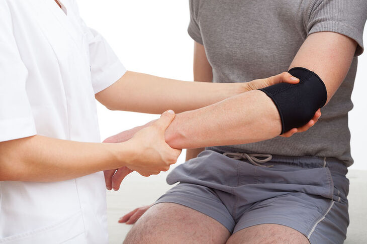 Mężczyzna w czasie rehabilitacji