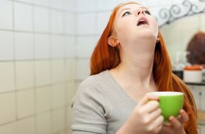 Kobieta płucze gardło wodą utlenioną