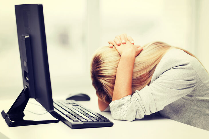 Kobieta w pracy z dużą dawką stresu