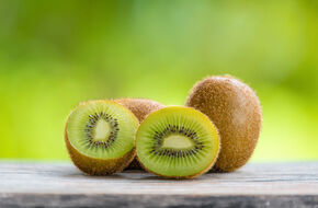 sposób jedzenia kiwi