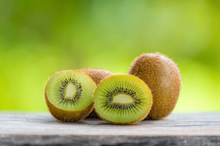 sposób jedzenia kiwi